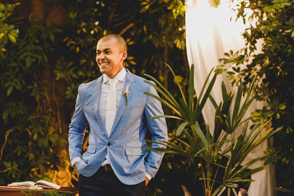 Noivo emocionado em Entrada de noiva na cerimônia em casamento de dia fotografo profissional no Spazio Villa Regia Brasília Df