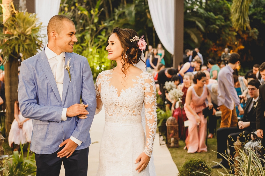 Casal de noivos na cerimônia ao ar livre no salão de festas Spazio Villa Regia em fotografia profissional de casamento Brasília Df pelo fotógrafo Philipe Nogueira
