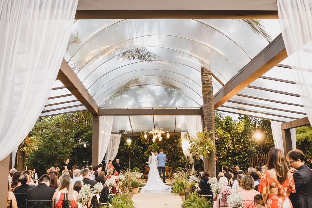 Casal de noivos e convidados na cerimônia ao ar livre no salão de festas Spazio Villa Regia em fotografia profissional de casamento Brasília Df pelo fotógrafo Philipe Nogueira
