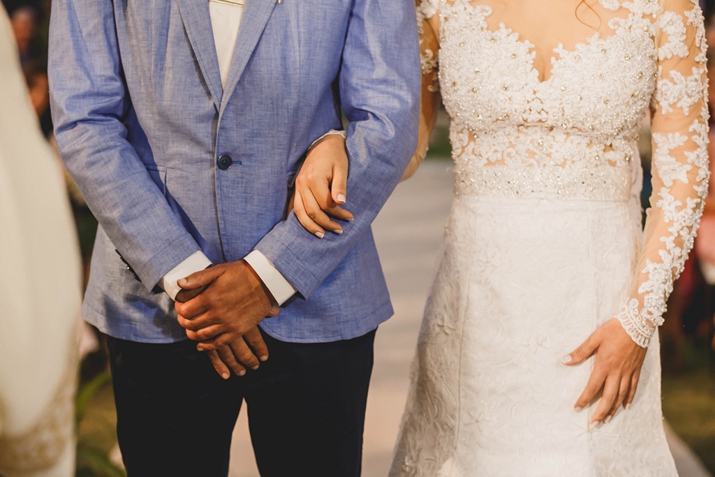 Detalhes dos noivos na cerimônia ao ar livre no salão de festas Spazio Villa Regia em fotografia profissional de casamento Brasília Df pelo fotógrafo Philipe Nogueira