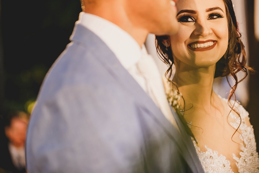 Troca de olhares no casamento ao ar livre em fotografia profissional fotos jornalísticas de casamento Brasília Df