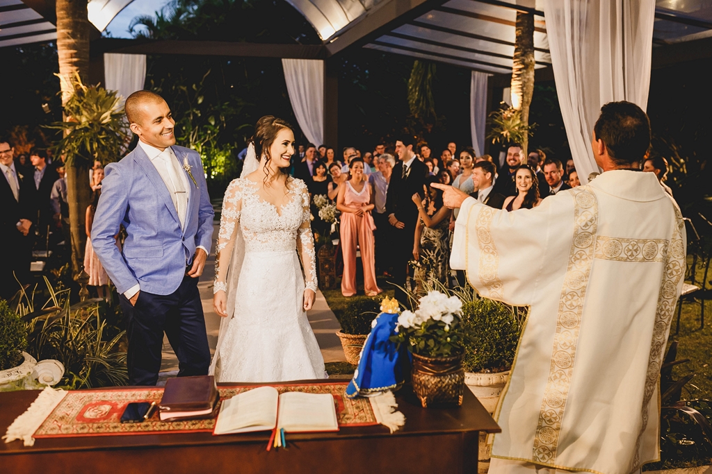 Casal de noivos e padre na cerimônia ao ar livre no salão de festas Spazio Villa Regia em fotografia profissional de casamento Brasília Df pelo fotógrafo Philipe Nogueira