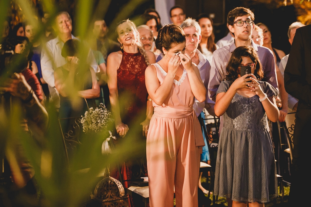 Convidados emocionados nos Votos de casamento no salão de festas Spazio Villa Regia em fotografia profissional de casamento Brasília Df