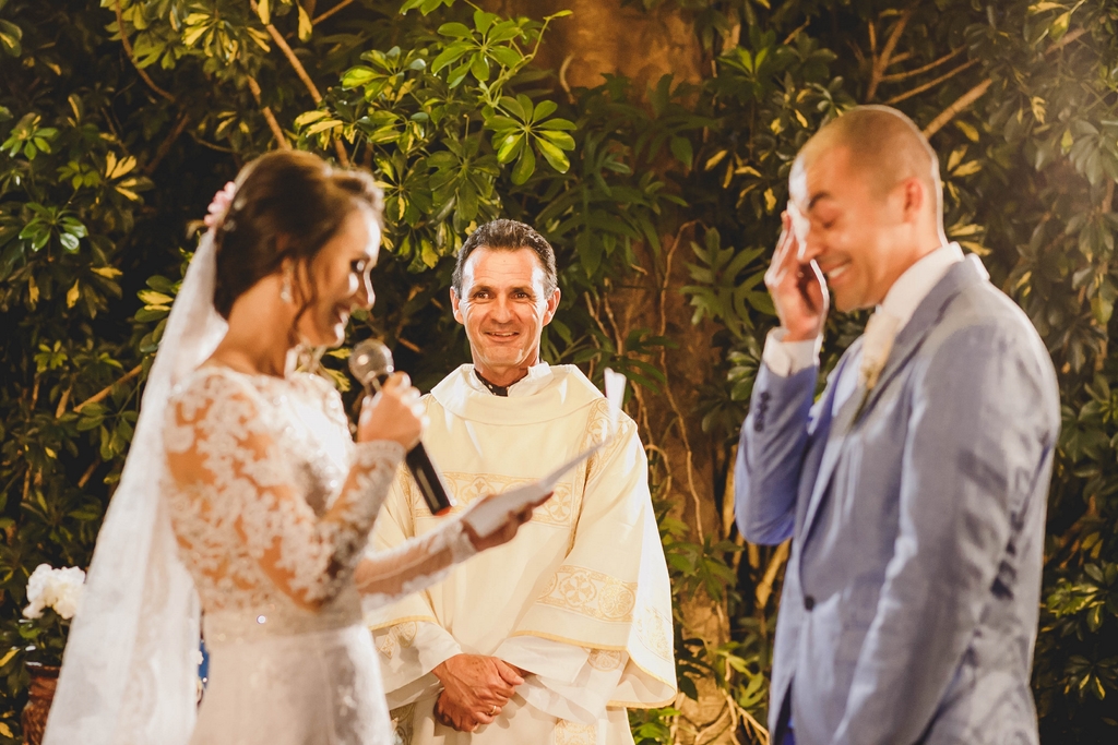 Noivo emocionado nos Votos de casamento em fotografia profissional fotos jornalisticas de casamento Brasília Df