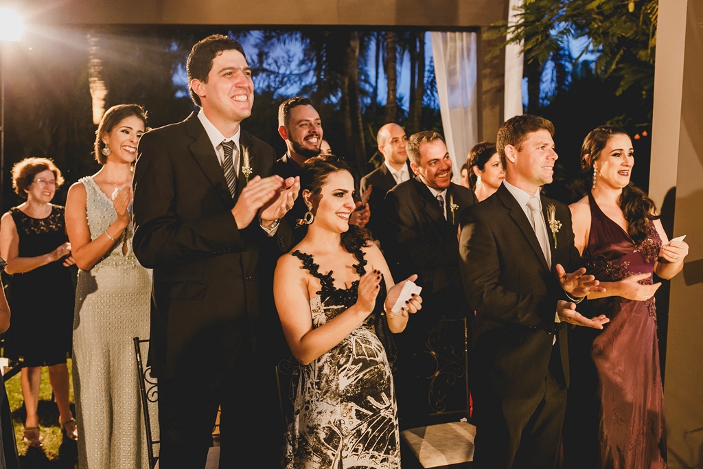 Padrinhos emocionados nos Votos de casamento no salão de festas Spazio Villa Regia em fotografia profissional de casamento Brasília Df
