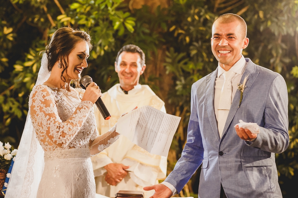 Noivo emocionado nos Votos de casamento em fotografia profissional fotos jornalisticas de casamento Brasília Df