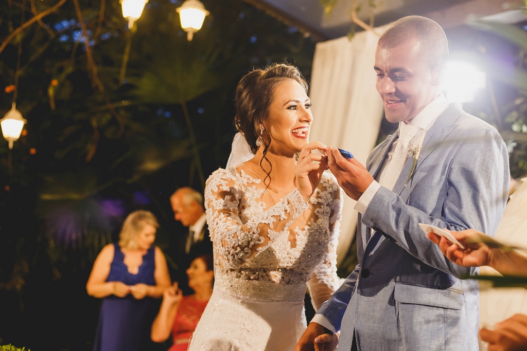 Noivos emocionados nos Votos de casamento em fotografia profissional fotos jornalisticas de casamento Brasília Df
