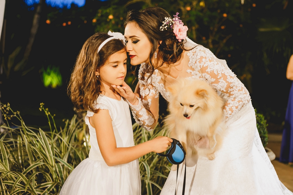 Cachorro levando as alianças em fotografia profissional de casamento no Spazio Villa Regia Brasília Df