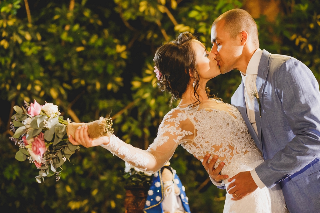 Beijo do casal em fotografia profissional de casamento no Spazio Villa Regia Brasília Df