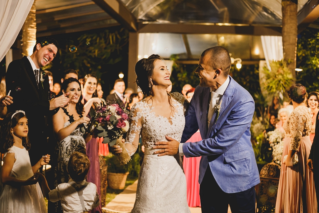 Saída dos noivos em fotografia profissional de casamento no Spazio Villa Regia Brasília Df
