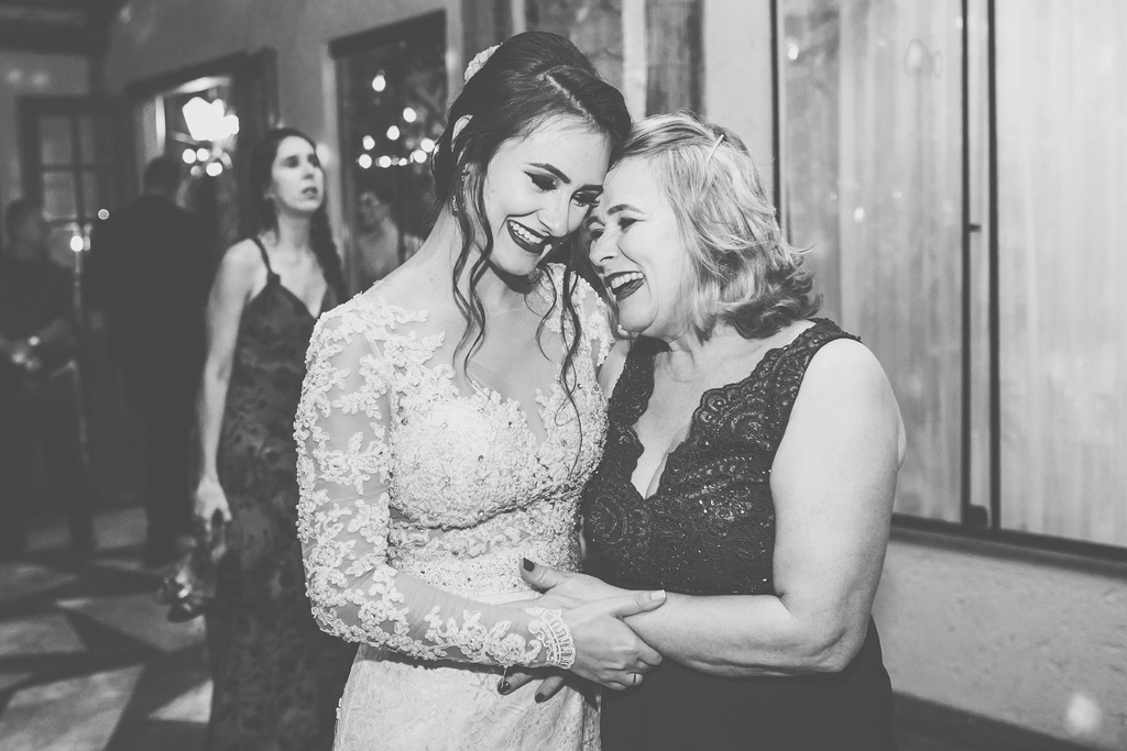 Noiva gestante co mãe em festa de casamento com filmagem capela filmes no Spazio Villa Regia Brasília Df fotografia profissional