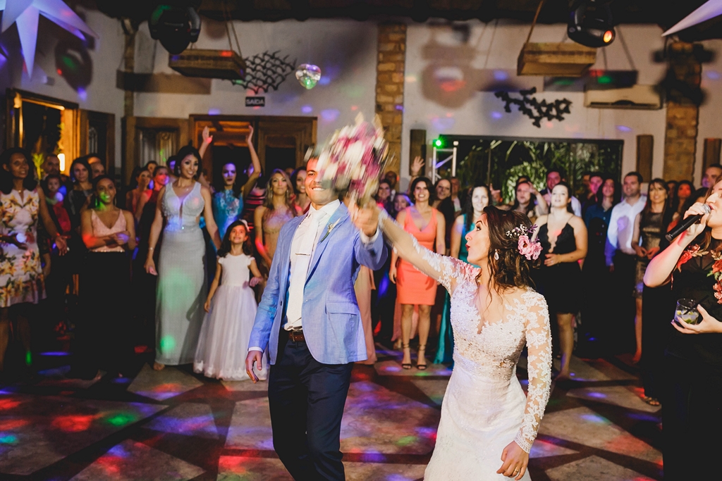 Noivos jogam o buque em festa de casamento no salão de festas Spazio Villa Regia em fotografia profissional Brasília Df