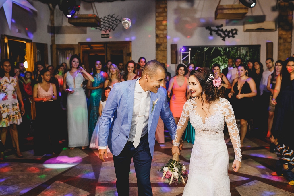 Noiva joga o buque em festa de casamento no salão de festas Spazio Villa Regia em fotografia profissional Brasília Df