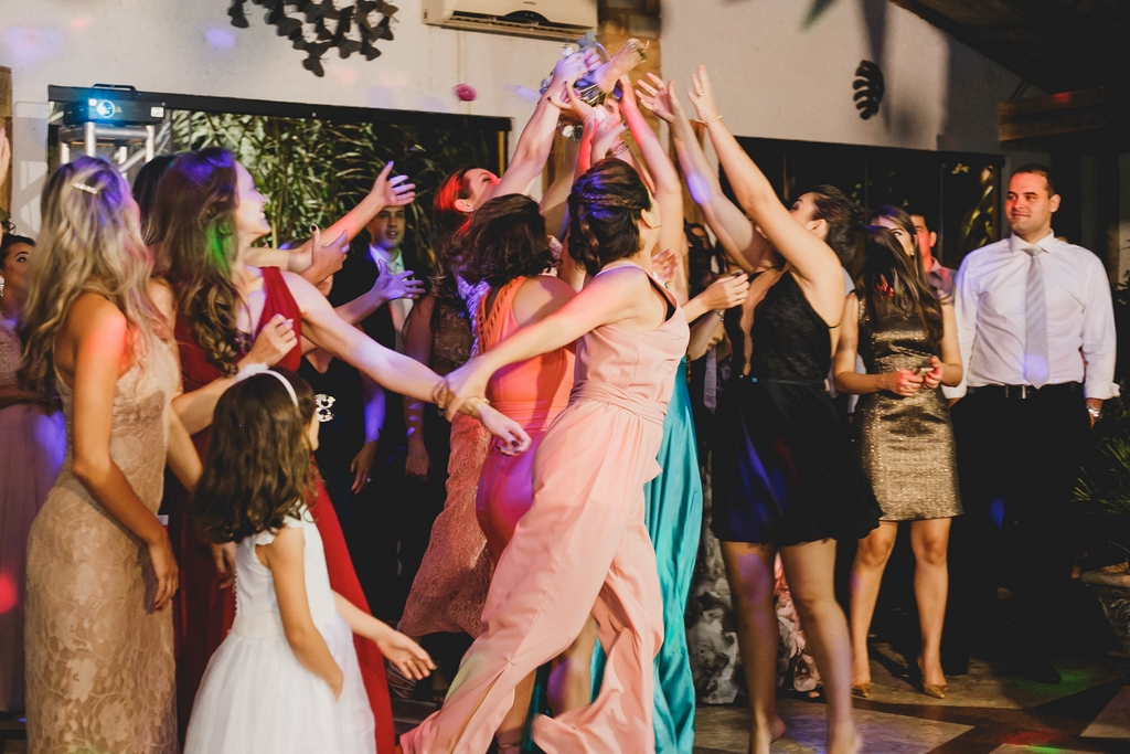 Convidadas pegam buque em festa de casamento no salão de festas Spazio Villa Regia em fotografia profissional Brasília Df