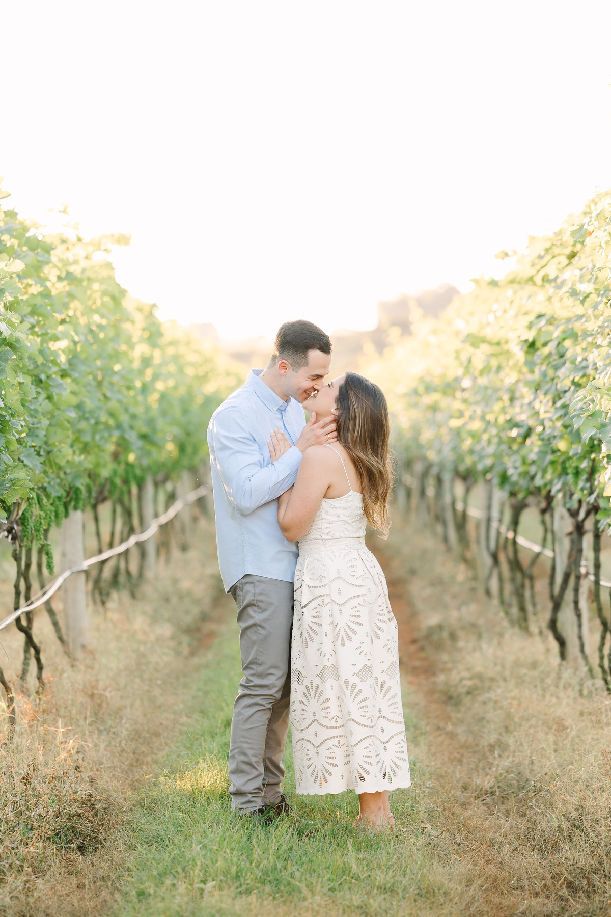 Ensaio de casal na Vinícola Casa Vitor, próximo a Brasília. Fotos da Marcella e do Henrique entre vinhedos, com luz natural e clima romântico. Fotografia de casal com estilo autoral, leve e espontâneo, em cenário elegante e diferente do tradicional.