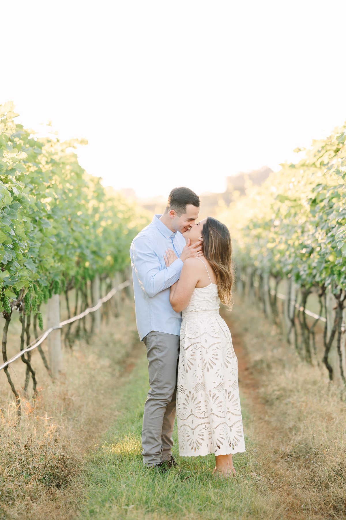 Ensaio de casal na Vinícola Casa Vitor, próximo a Brasília. Fotos da Marcella e do Henrique entre vinhedos, com luz natural e clima romântico. Fotografia de casal com estilo autoral, leve e espontâneo, em cenário elegante e diferente do tradicional.