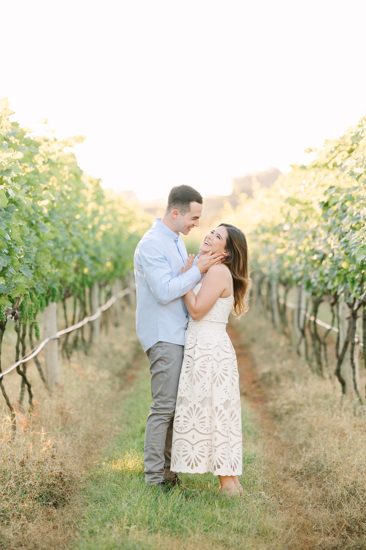 Ensaio de casal na Vinícola Casa Vitor, próximo a Brasília. Fotos da Marcella e do Henrique entre vinhedos, com luz natural e clima romântico. Fotografia de casal com estilo autoral, leve e espontâneo, em cenário elegante e diferente do tradicional.