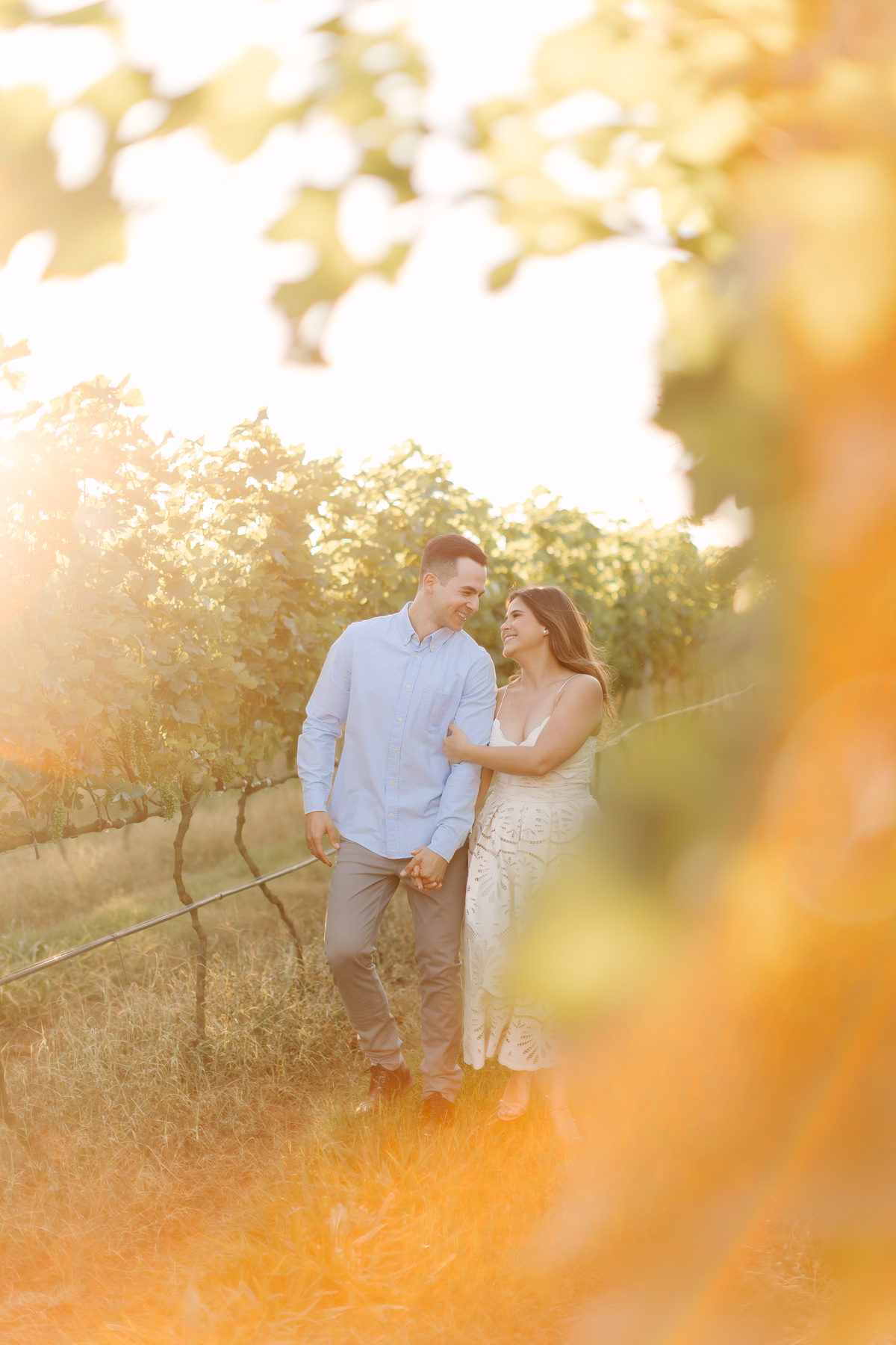 Ensaio de casal na Vinícola Casa Vitor, próximo a Brasília. Fotos da Marcella e do Henrique entre vinhedos, com luz natural e clima romântico. Fotografia de casal com estilo autoral, leve e espontâneo, em cenário elegante e diferente do tradicional.