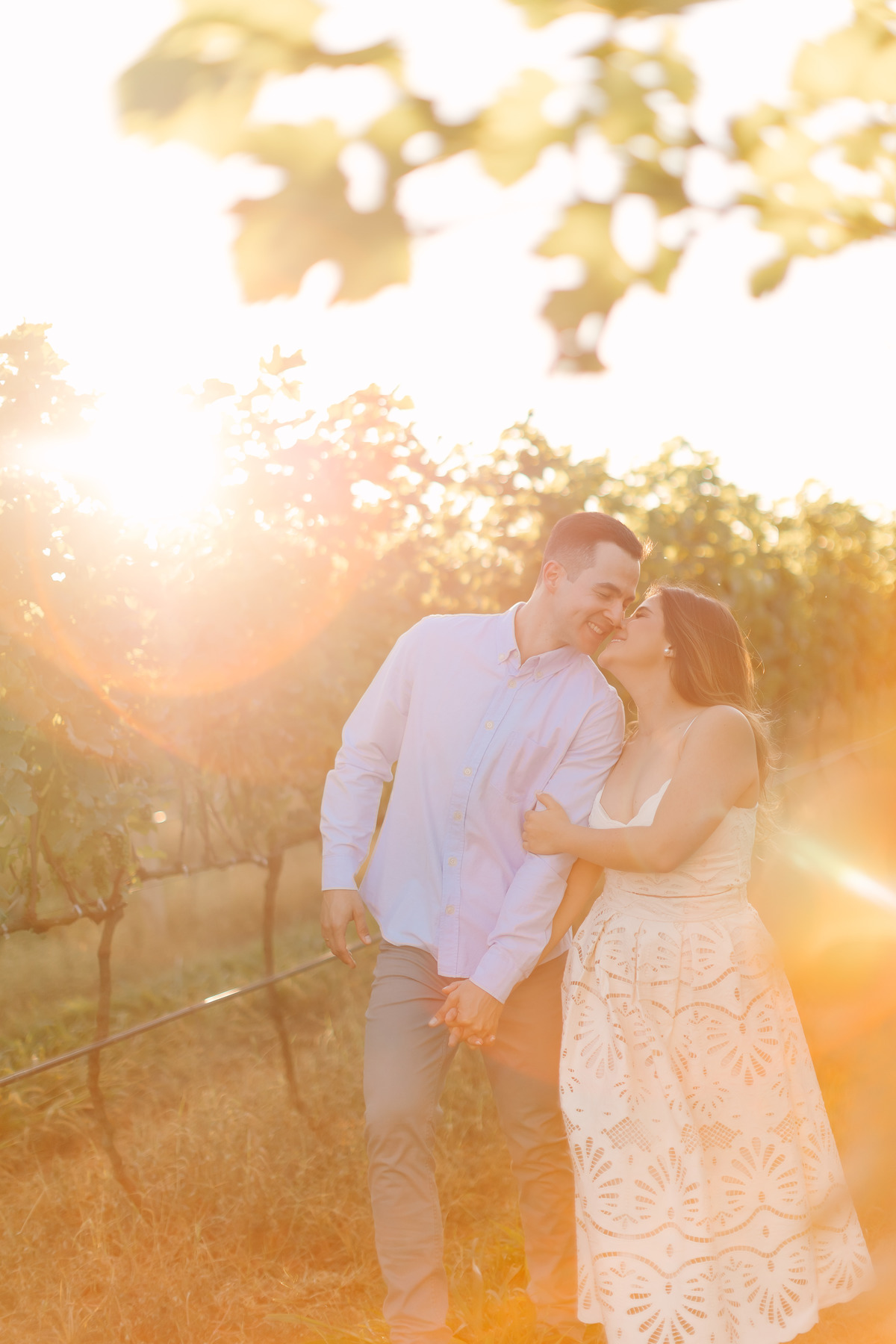 Ensaio de casal na Vinícola Casa Vitor, próximo a Brasília. Fotos da Marcella e do Henrique entre vinhedos, com luz natural e clima romântico. Fotografia de casal com estilo autoral, leve e espontâneo, em cenário elegante e diferente do tradicional.