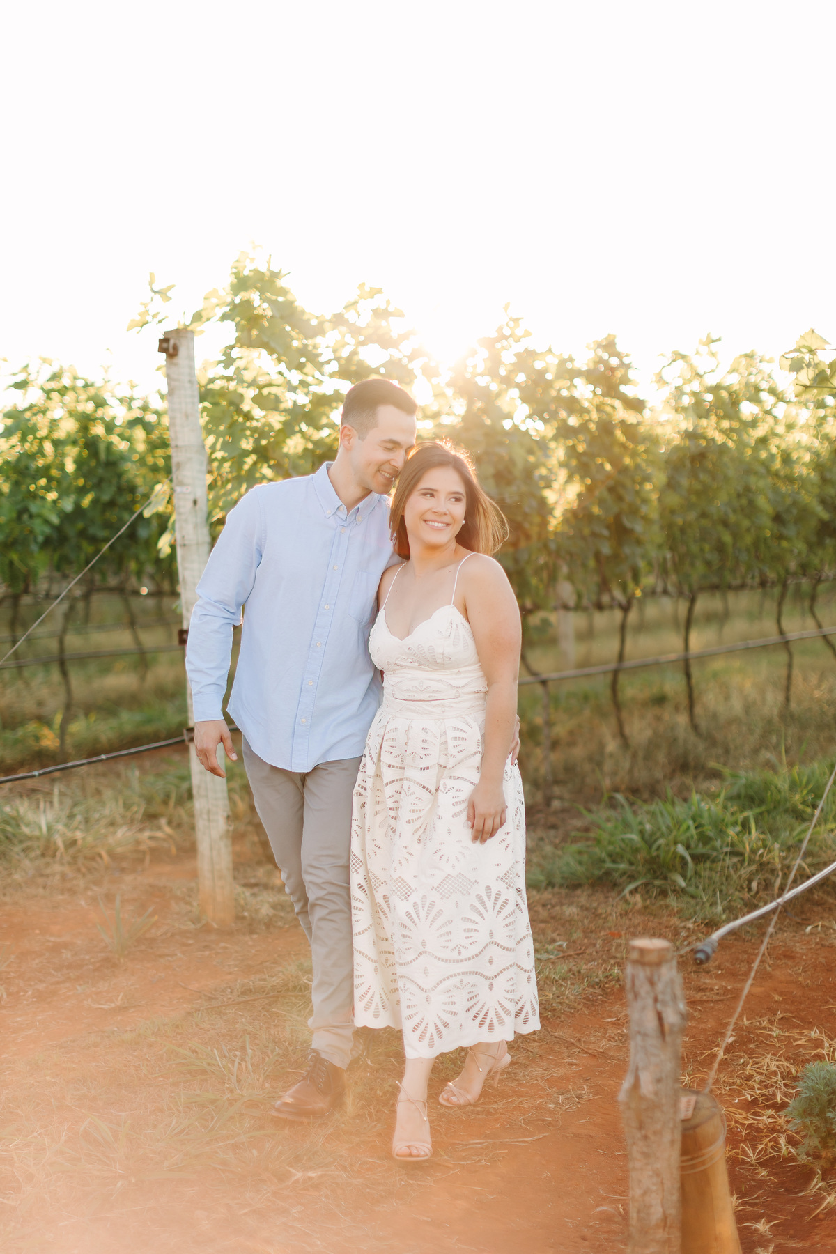 Ensaio de casal na Vinícola Casa Vitor, próximo a Brasília. Fotos da Marcella e do Henrique entre vinhedos, com luz natural e clima romântico. Fotografia de casal com estilo autoral, leve e espontâneo, em cenário elegante e diferente do tradicional.