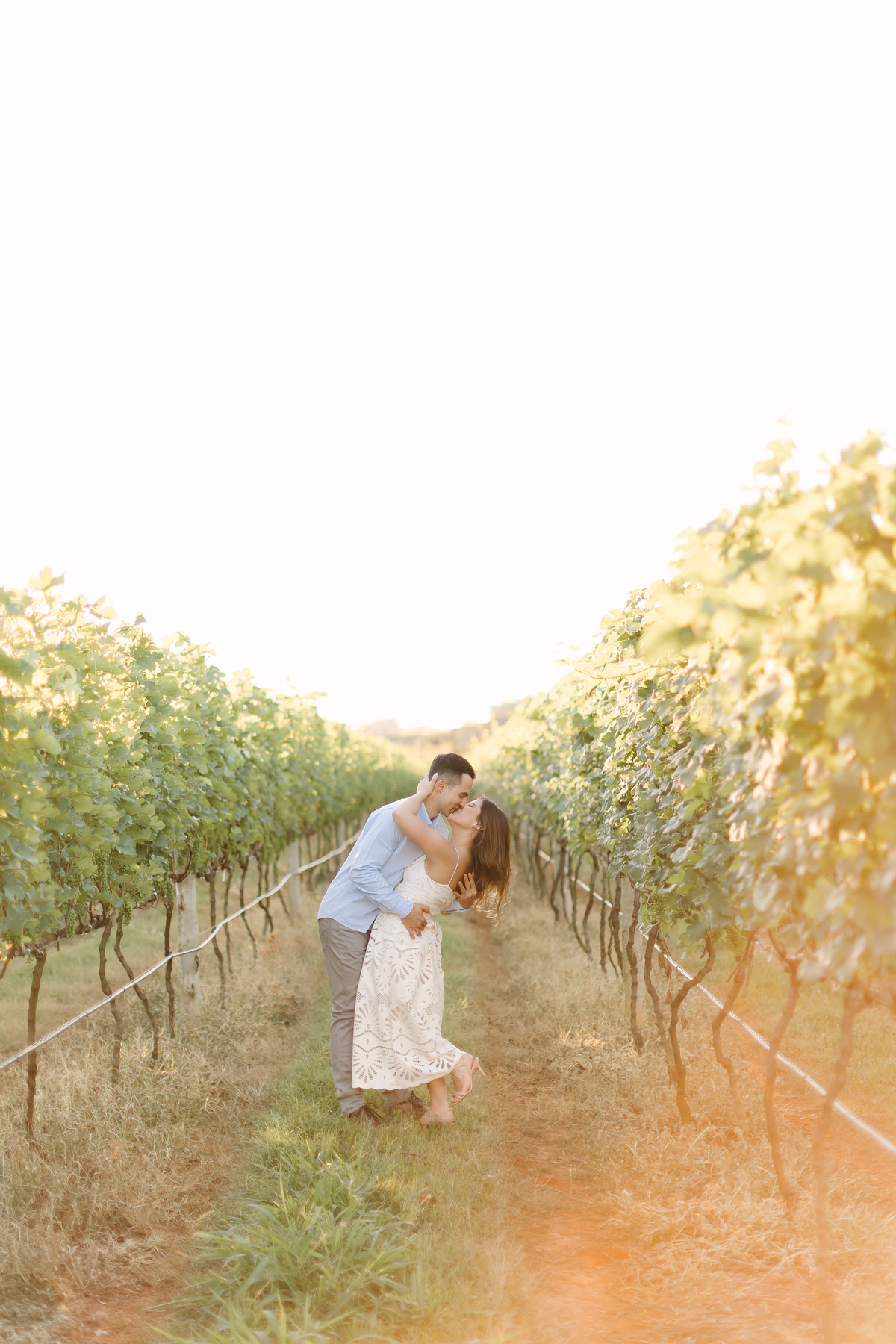 Ensaio de casal na Vinícola Casa Vitor, próximo a Brasília. Fotos da Marcella e do Henrique entre vinhedos, com luz natural e clima romântico. Fotografia de casal com estilo autoral, leve e espontâneo, em cenário elegante e diferente do tradicional.