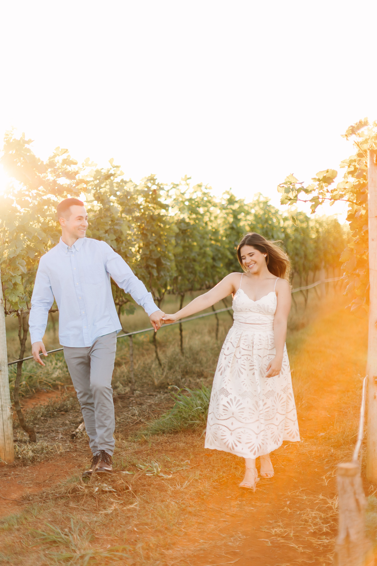 Ensaio de casal na Vinícola Casa Vitor, próximo a Brasília. Fotos da Marcella e do Henrique entre vinhedos, com luz natural e clima romântico. Fotografia de casal com estilo autoral, leve e espontâneo, em cenário elegante e diferente do tradicional.