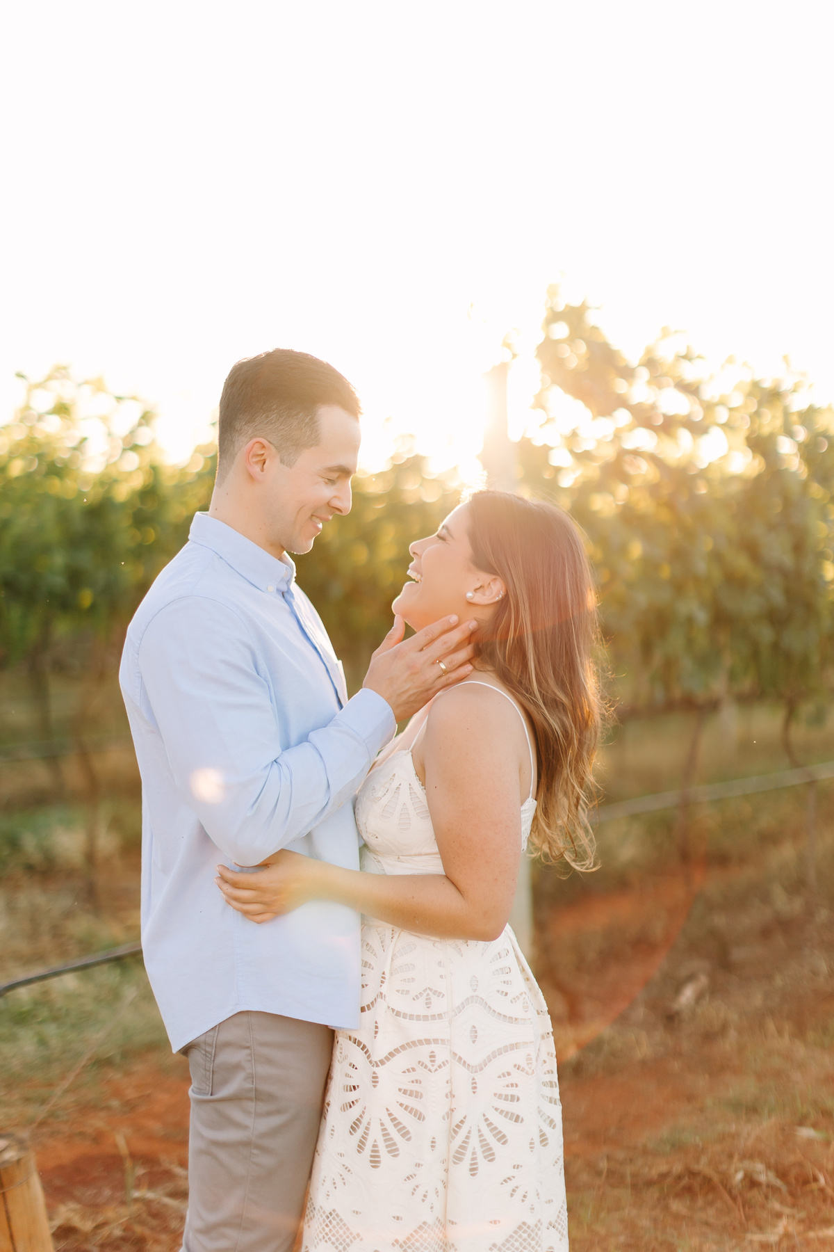 Ensaio de casal na Vinícola Casa Vitor, próximo a Brasília. Fotos da Marcella e do Henrique entre vinhedos, com luz natural e clima romântico. Fotografia de casal com estilo autoral, leve e espontâneo, em cenário elegante e diferente do tradicional.