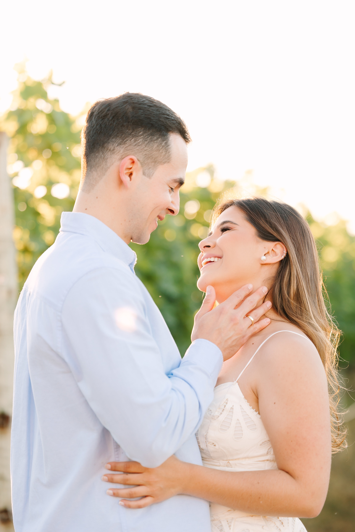 Ensaio de casal na Vinícola Casa Vitor, próximo a Brasília. Fotos da Marcella e do Henrique entre vinhedos, com luz natural e clima romântico. Fotografia de casal com estilo autoral, leve e espontâneo, em cenário elegante e diferente do tradicional.