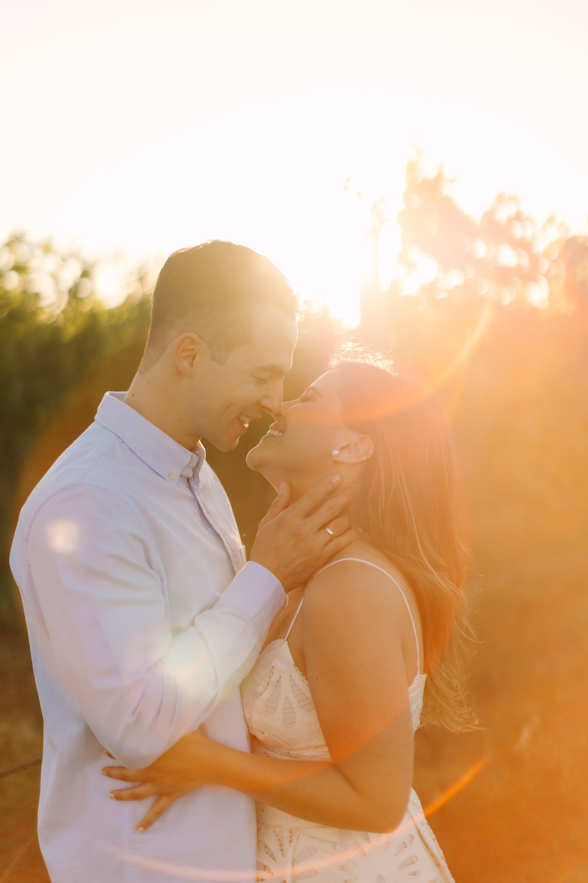 Ensaio de casal na Vinícola Casa Vitor, próximo a Brasília. Fotos da Marcella e do Henrique entre vinhedos, com luz natural e clima romântico. Fotografia de casal com estilo autoral, leve e espontâneo, em cenário elegante e diferente do tradicional.