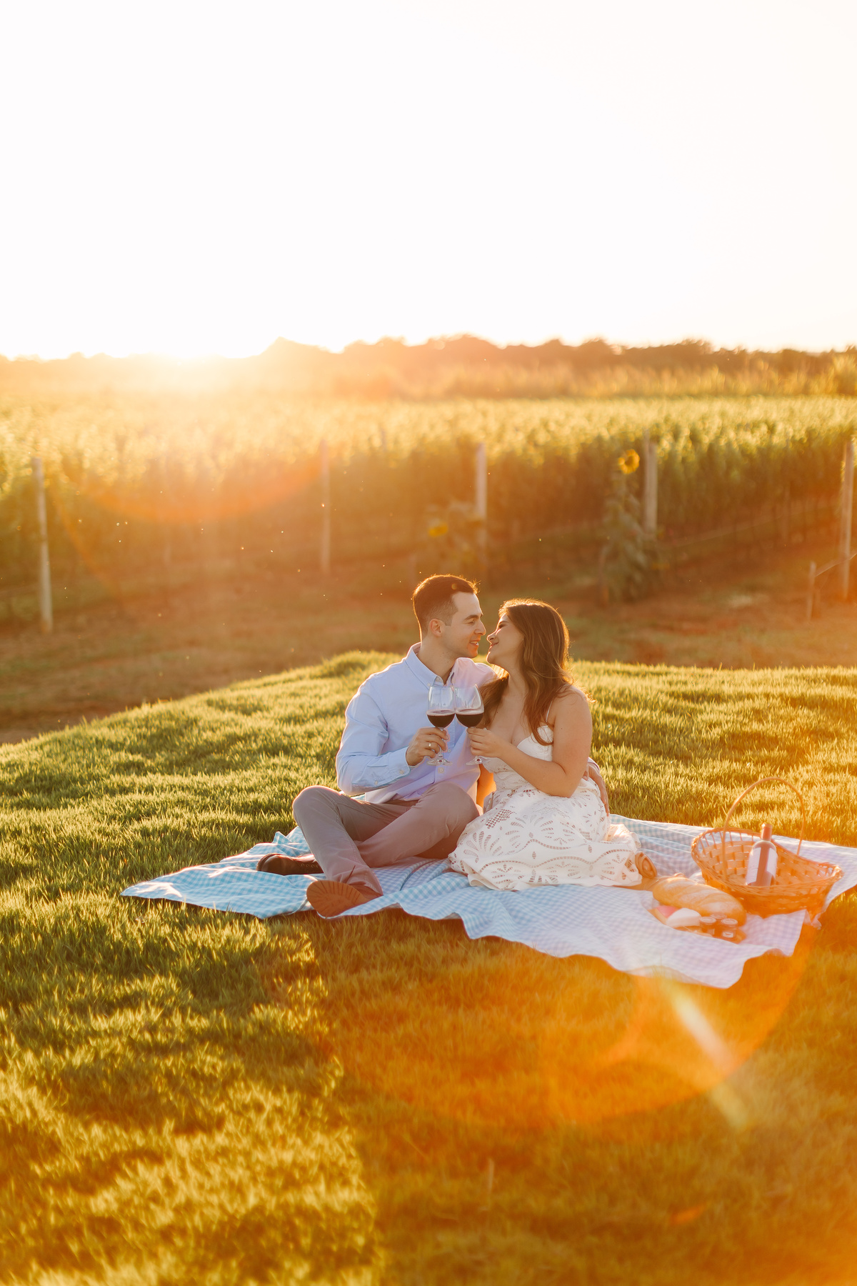 Ensaio de casal na Vinícola Casa Vitor, próximo a Brasília. Fotos da Marcella e do Henrique entre vinhedos, com luz natural e clima romântico. Fotografia de casal com estilo autoral, leve e espontâneo, em cenário elegante e diferente do tradicional.