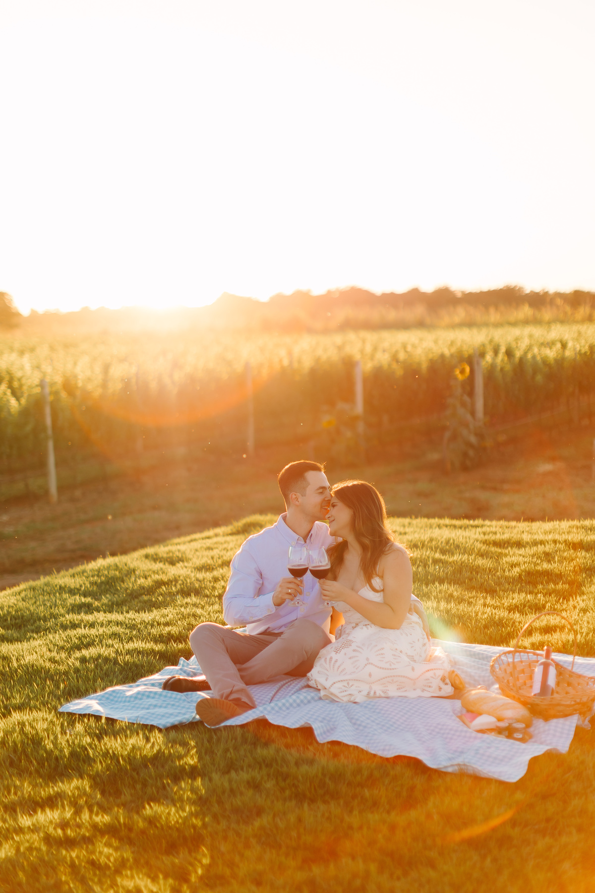 Ensaio de casal na Vinícola Casa Vitor, próximo a Brasília. Fotos da Marcella e do Henrique entre vinhedos, com luz natural e clima romântico. Fotografia de casal com estilo autoral, leve e espontâneo, em cenário elegante e diferente do tradicional.