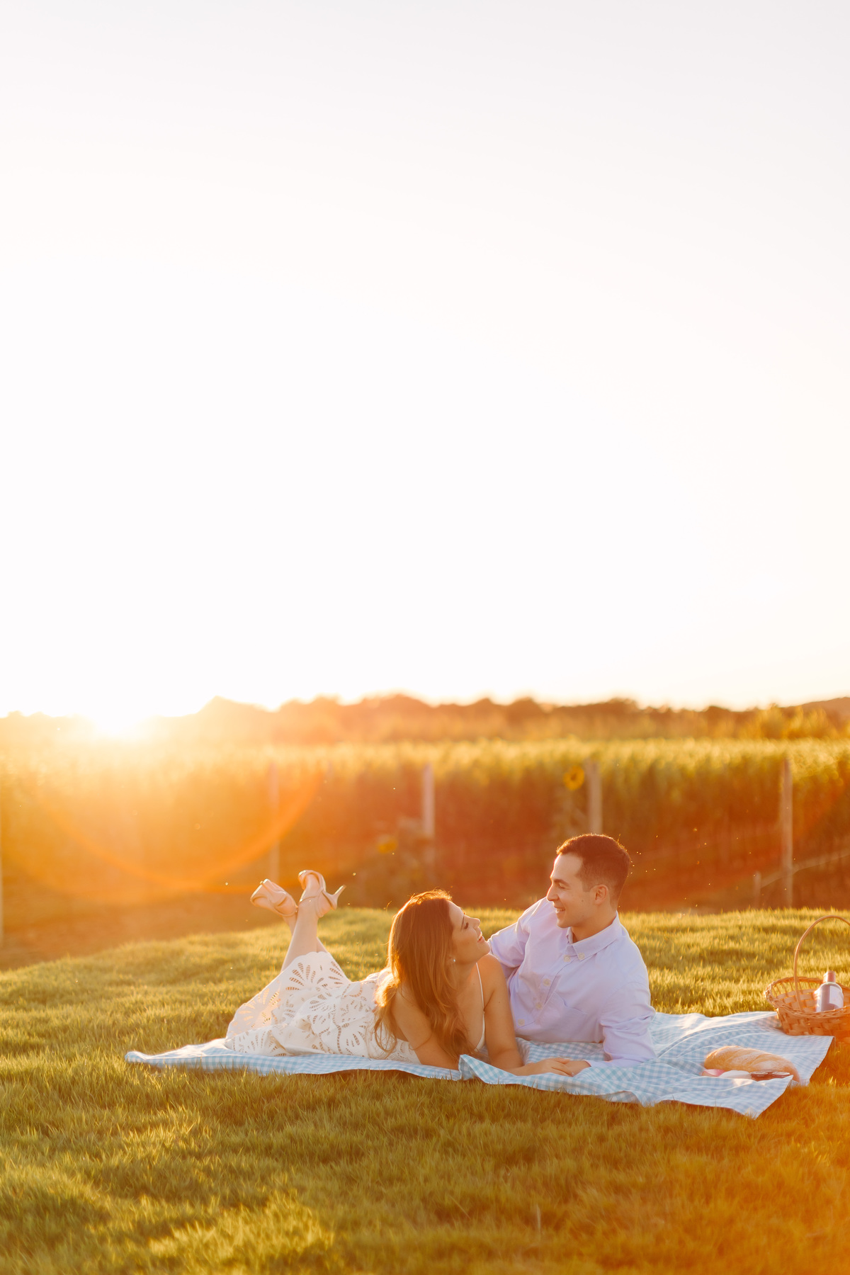 Ensaio de casal na Vinícola Casa Vitor, próximo a Brasília. Fotos da Marcella e do Henrique entre vinhedos, com luz natural e clima romântico. Fotografia de casal com estilo autoral, leve e espontâneo, em cenário elegante e diferente do tradicional.