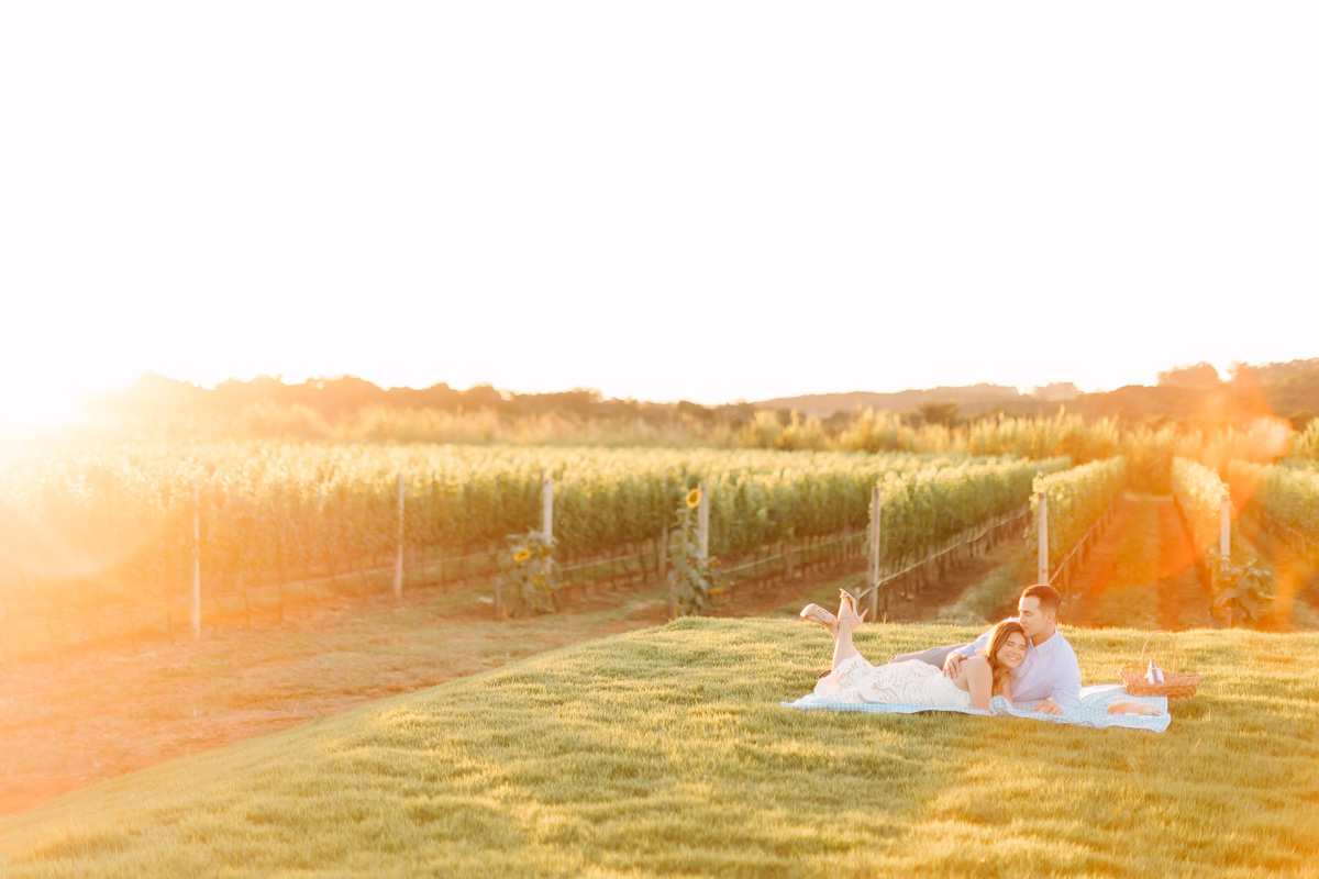 Ensaio de casal na Vinícola Casa Vitor, próximo a Brasília. Fotos da Marcella e do Henrique entre vinhedos, com luz natural e clima romântico. Fotografia de casal com estilo autoral, leve e espontâneo, em cenário elegante e diferente do tradicional.