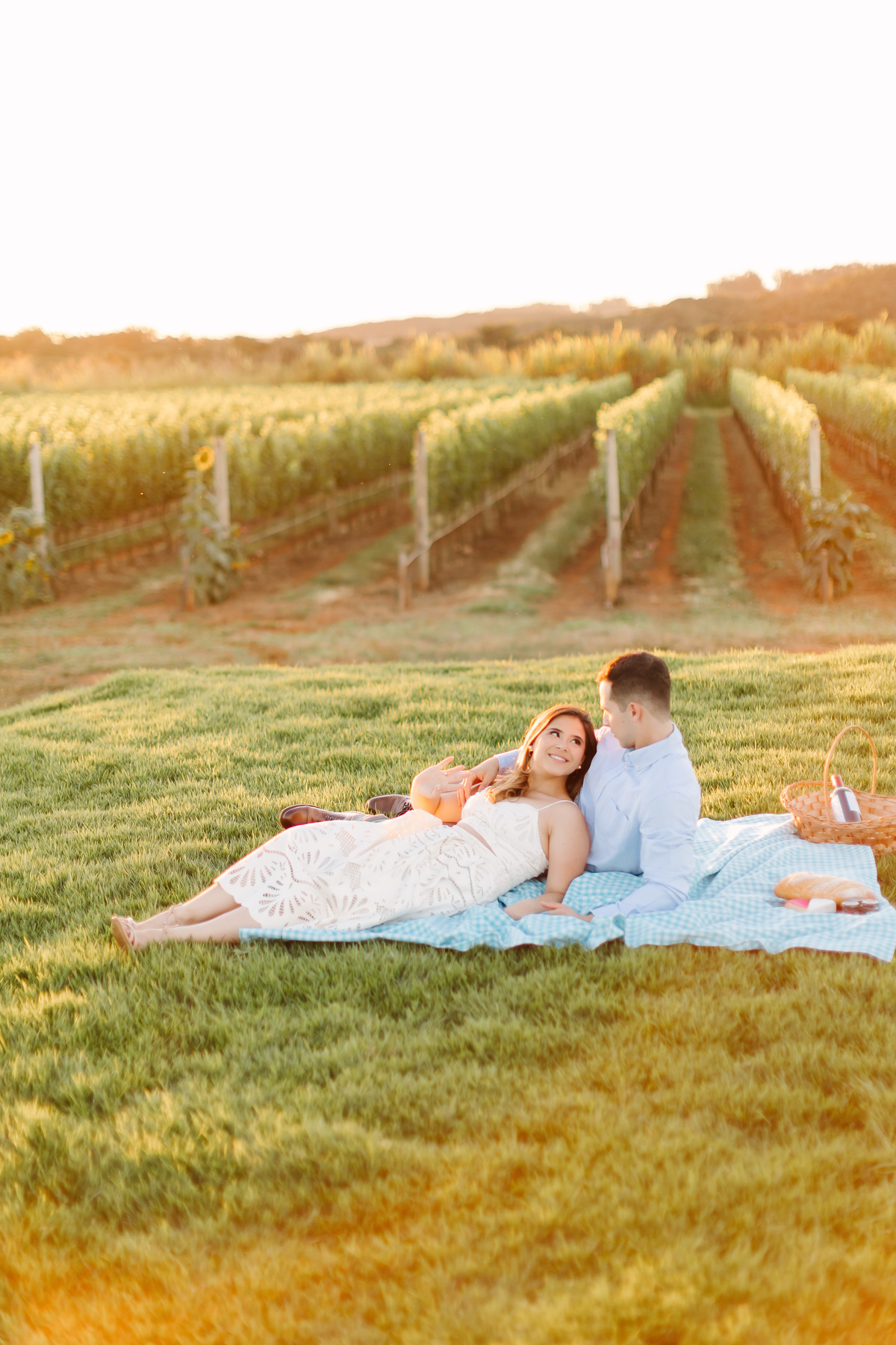 Ensaio de casal na Vinícola Casa Vitor, próximo a Brasília. Fotos da Marcella e do Henrique entre vinhedos, com luz natural e clima romântico. Fotografia de casal com estilo autoral, leve e espontâneo, em cenário elegante e diferente do tradicional.