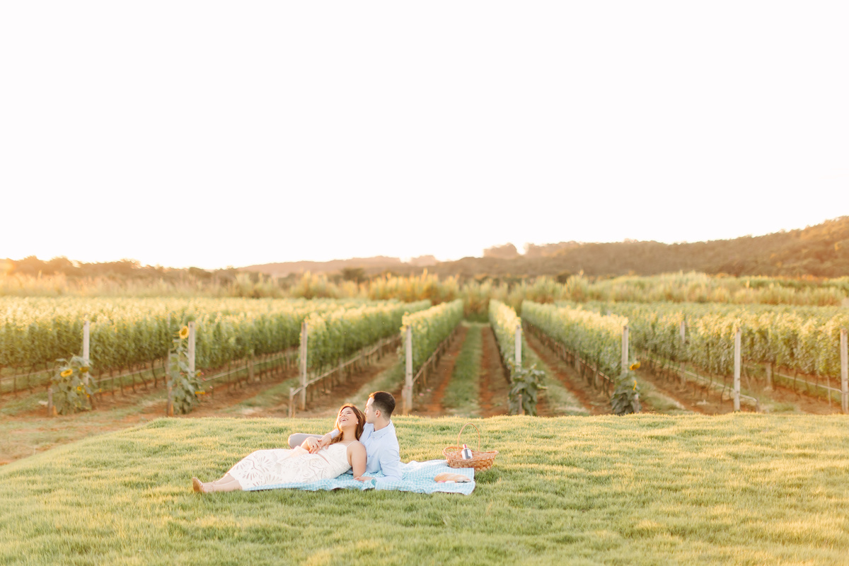 Ensaio de casal na Vinícola Casa Vitor, próximo a Brasília. Fotos da Marcella e do Henrique entre vinhedos, com luz natural e clima romântico. Fotografia de casal com estilo autoral, leve e espontâneo, em cenário elegante e diferente do tradicional.