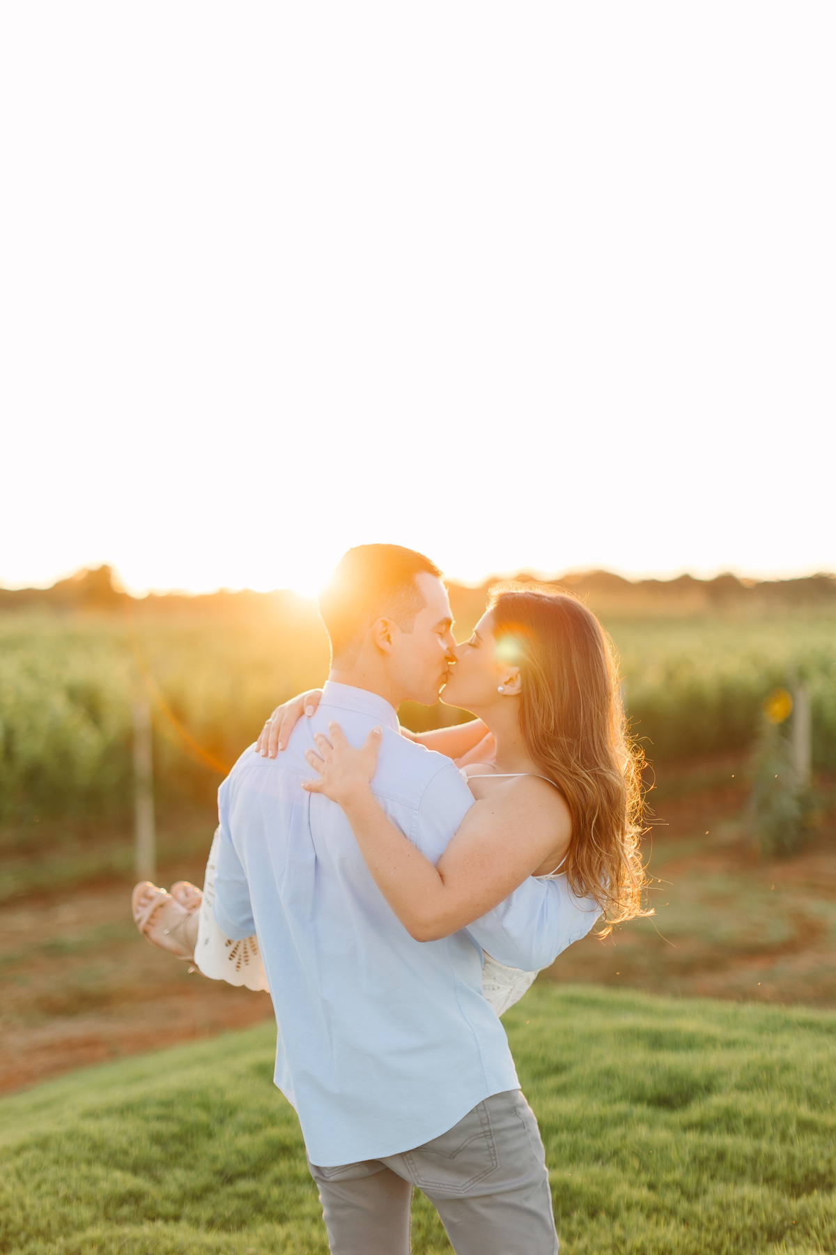 Ensaio de casal na Vinícola Casa Vitor, próximo a Brasília. Fotos da Marcella e do Henrique entre vinhedos, com luz natural e clima romântico. Fotografia de casal com estilo autoral, leve e espontâneo, em cenário elegante e diferente do tradicional.