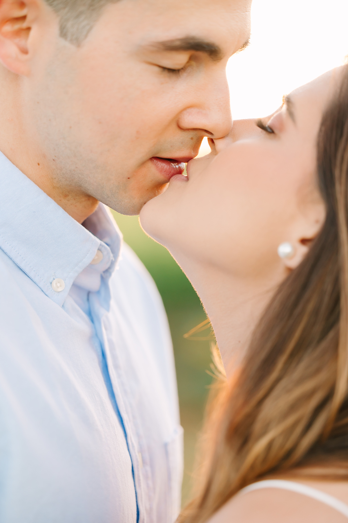 Ensaio de casal na Vinícola Casa Vitor, próximo a Brasília. Fotos da Marcella e do Henrique entre vinhedos, com luz natural e clima romântico. Fotografia de casal com estilo autoral, leve e espontâneo, em cenário elegante e diferente do tradicional.