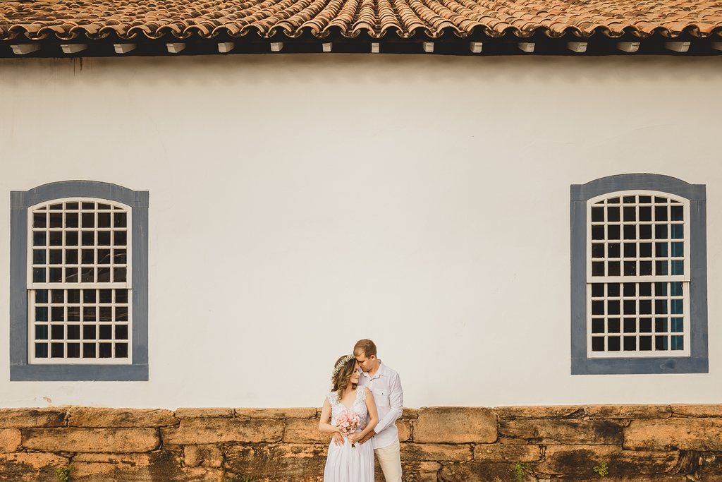 Ensaio de casal em Pirenópolis Go com os namorados abraçados em cidade histórica pelo fotógrafo profissional de casamentos Philipe Nogueira