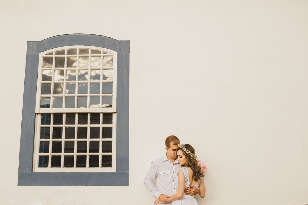 Ensaio de namorados em Pirenópolis Go com os namorados abraçados em cidade histórica pelo fotógrafo profissional de casamentos Philipe Nogueira