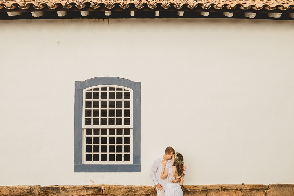 Ensaio de noivos em Pirenópolis Go com os namorados abraçados em cidade histórica pelo fotógrafo profissional de casamentos Philipe Nogueira