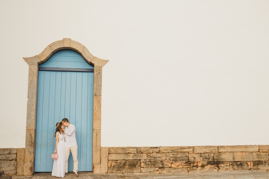 O casal de noivos se abraça em cidade histórica Pirenópolis Go pelo fotógrafo profissional de casamentos Philipe Nogueira