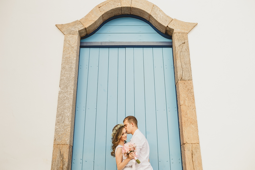 O casal  se abraça em ensaio na cidade histórica Pirenópolis Go pelo fotógrafo profissional de casamentos Philipe Nogueira