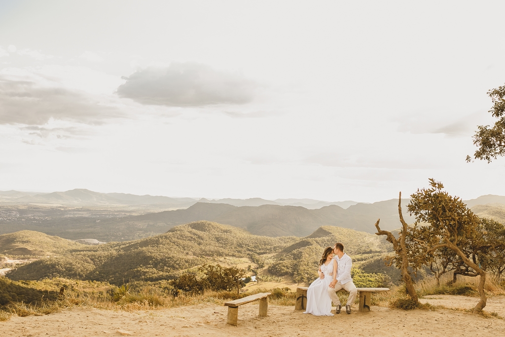 Ensaio de casal em Pirenópolis Go com os namorados sentados em mirante pelo fotógrafo profissional de casamentos Philipe Nogueira