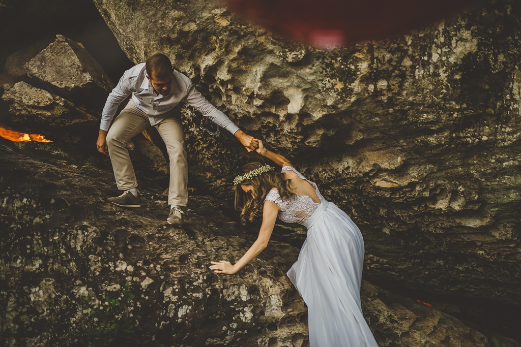 O noivo leva a noiva pela mão em ensaio no por do sol Pirenópolis Go