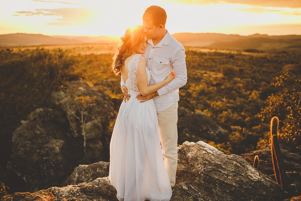 Noivos abraçados em sessão pré casamento  em Pirenópolis Go