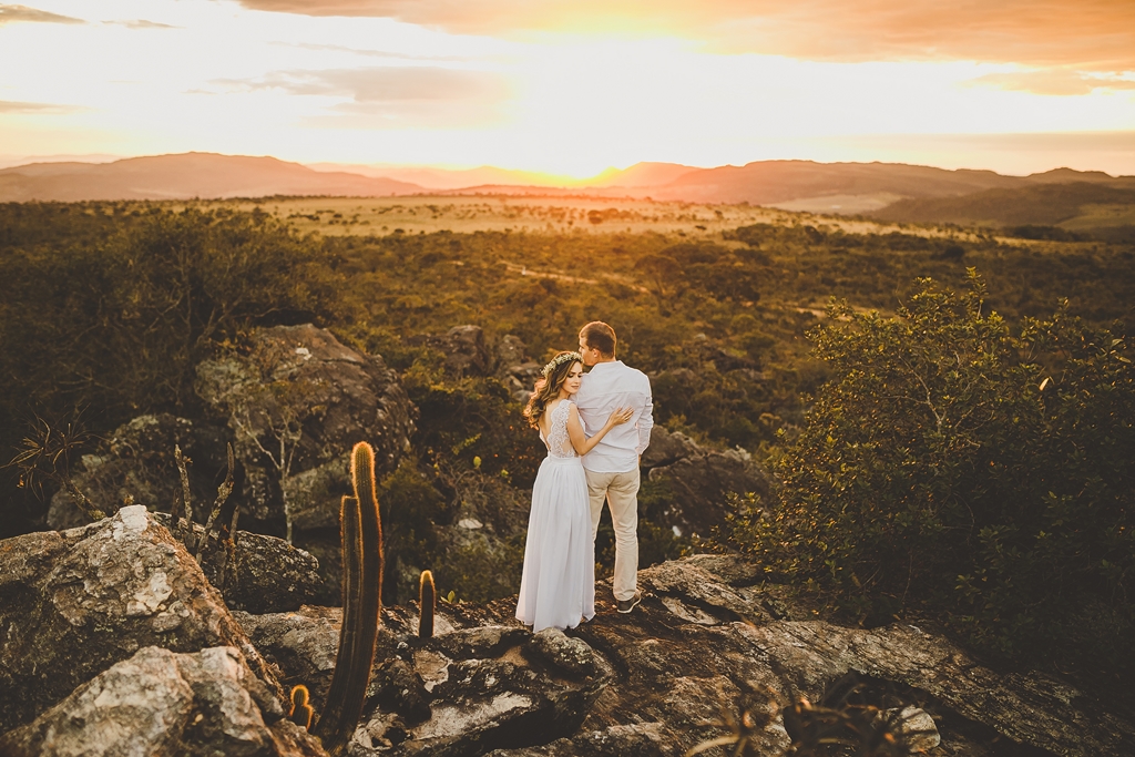 Noivos abraçados em sessão pré casamento no por do sol Pirenópolis Go
