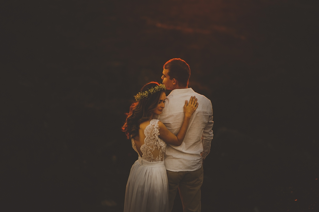 Casal se abraça em sessão pré casamento no por do sol Pirenópolis Go