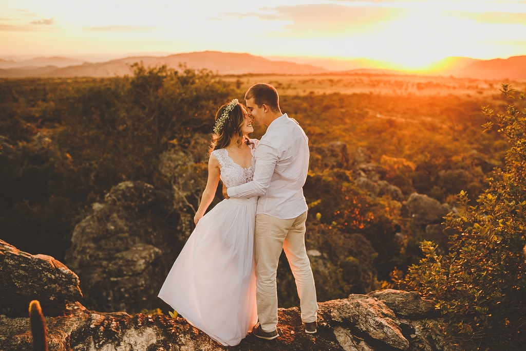 Noivos se abraçam em sessão pré casamento no por do sol Pirenópolis Go