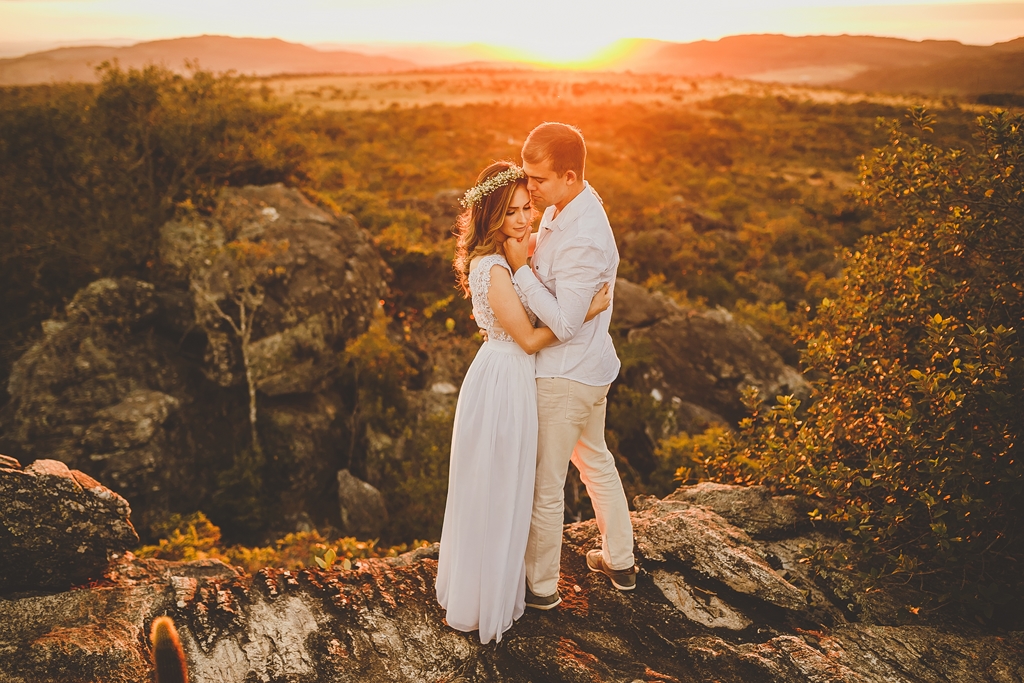 Namorados se abraçam em sessão pré casamento no por do sol Pirenópolis Go