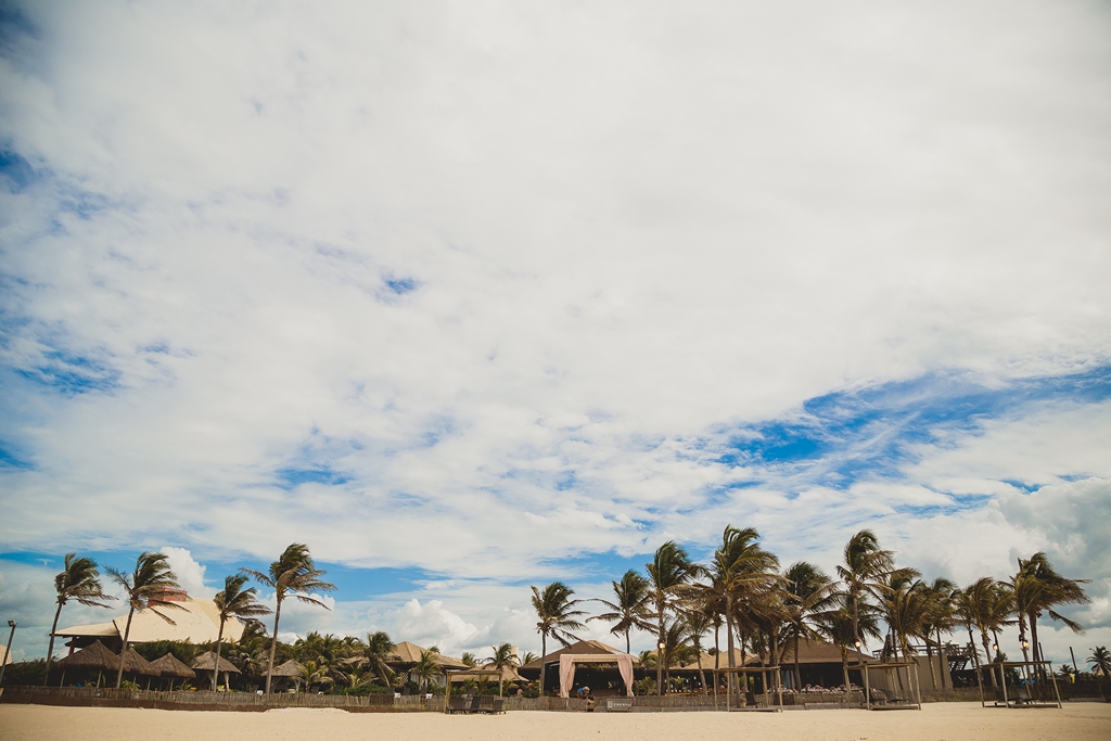 Destination Wedding cerimônia na praia no Zorah Beach Hotel Fortaleza CE em fotografia profissional de casamento fotógrafo Philipe Nogueira